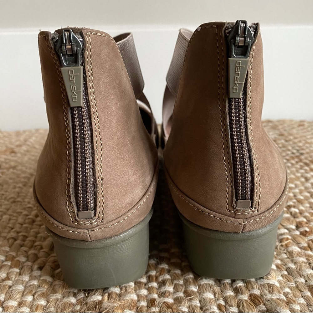 Dansko Laura Nubuck Wedge in Walnut Size 38 - Picture 4 of 13